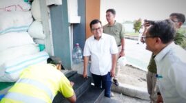 Kepala Badan Pangan Nasional (Bapanas) Arief Prasetyo Adi saat meninjau Sentra Penggilingan Padi (SPP) Sragen, Jawa Tengah, pada Senin (29/4/2024). (Dok. Komunikasi Bapanas)