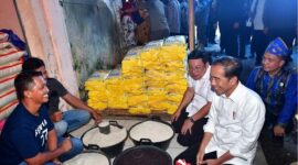 Presiden Joko Widodo ditemani Kepala Bapanas Arief Prasetyo Adi mengunjungi Pasar Lacaria, di Kabupaten Kolaka Utara, Provinsi Sulawesi Tenggara. (Dok. Tim Komunikasi Bapanas)