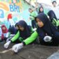 BRI melalui aktivitas Corporate Social Responsibility (CSR) BRI Peduli mengajak pelajar Sekolah Dasar Negeri (SDN) Karangrejek 02 yang beralamat di  Kec. Wonosari, Kabupaten Gunung Kidul, Yogyakarta untuk mengikuti kegiatan edukasi wisata di salah satu lokasi program “BRI Bertani di Kota” (BRINita) Padukuhan Mrican. (Dok. BRI)