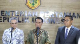 Mentan Andi Amran Sulaiman menyambut kehadiran Sudaryono sebagai Wakil Menteri Pertanian baru dan juga menyampaikan terimakasih atas pengabdian terbaik Harvick Hasnul Qolbi yang telah menorehkan sejarah perkembangan pertanian Indonesia. (Dok. pertanian.go.id)