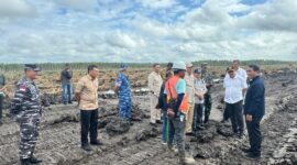 Menteri Pertanian, Andi Amran Sulaiman melakukan evaluasi terhadap progres optimalisasi lahan rawa seluas 40 ribu hektar yang tersebar di enam distrik. (Dok. Pertanian.go.id)