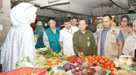 Direktur Ketersediaan Pangan NFA Indra Wijayanto visitasi ke Pasar Kosambi, Bandung, Jawa Barat. (Dok. Tim Komunikasi Bapanas)