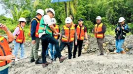 Lewat tailing Freeport, Owner PT Jhonlin Group membangun jalan demi wujudkan program ketahanan oangan 1 juta hektare sawah di Merauke (Dok. Jhonlin Group)