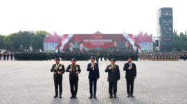 Presiden RI Jokowi dengan Presiden terpilih Prabowo Subianto kompak bersandingan menghadiri acara Apel Pengamanan Pelantikan di Mako Brimob Kelapa Dua Wetan, Depok, Jawa Barat. (Dok. Tim Media Prabowo Subianto)