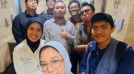 Sebagian personal tim liputan mitra Sapulangit Media Center (SMC), jurnalis dari berbagai portal berita, usai liputan public expose salah satu emiten. (Dok. Persrilis.com/Budipur)

