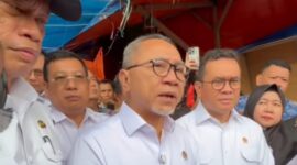 Menteri Koordinator Bidang Pangan Zulkifli Hasan saat meninjau harga kebutuhan pokok di Pasar Pa'baeng-baeng, Kota Makassar, Jumat (17/1/2025). (Instagram.com/zul.hasan)