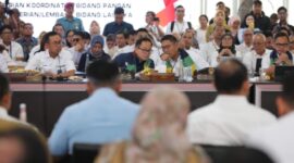 Wakil Menteri Pertanian Sudaryono saat rapat koordinasi dengan Kemenko Bidang Pangan di Aula Teuku Rizal Nordin, Kota Medan, Sumatera Utara, pada Selasa (21/1/2025). (Dok. Kementan)