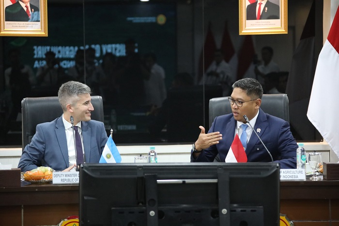 Wamentan Sudaryono dalam pertemuan bilateral dengan Wamentan Agentina Agustin Tejeda Rodriguez membahas peluang kerja sama. (Dok. Kementan)