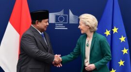 Presiden Komisi Eropa Ursula von der Leyen dan Presiden Prabowo Subianto berjabat tangan di Brussels setelah pengumuman FTA bersejarah. (Dok. Tim Media Prabowo)

