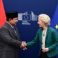 Presiden Komisi Eropa Ursula von der Leyen dan Presiden Prabowo Subianto berjabat tangan di Brussels setelah pengumuman FTA bersejarah. (Dok. Tim Media Prabowo)


