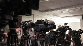 Jurnalis ekonomi menyiapkan liputan acara perusahaan dengan fokus pada data konkret. (Pixabay.com/difisher)