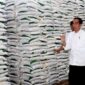 {Presiden Jokowi saat meninjau Gudang Bulog Rawang Timur, Kota Padang, Sumatera Barat. (Dok. Presidenri.go.id).