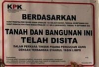 Papan sita yang dipasang oleh KPK.