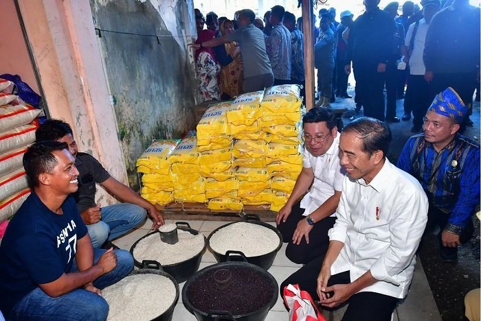 Presiden Joko Widodo ditemani Kepala Bapanas Arief Prasetyo Adi mengunjungi Pasar Lacaria, di Kabupaten Kolaka Utara, Provinsi Sulawesi Tenggara. (Dok. Tim Komunikasi Bapanas)