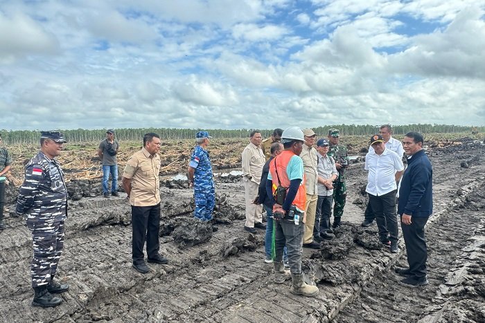 Menteri Pertanian, Andi Amran Sulaiman melakukan evaluasi terhadap progres optimalisasi lahan rawa seluas 40 ribu hektar yang tersebar di enam distrik. (Dok. Pertanian.go.id)