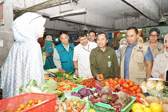 Direktur Ketersediaan Pangan NFA Indra Wijayanto visitasi ke Pasar Kosambi, Bandung, Jawa Barat. (Dok. Tim Komunikasi Bapanas)