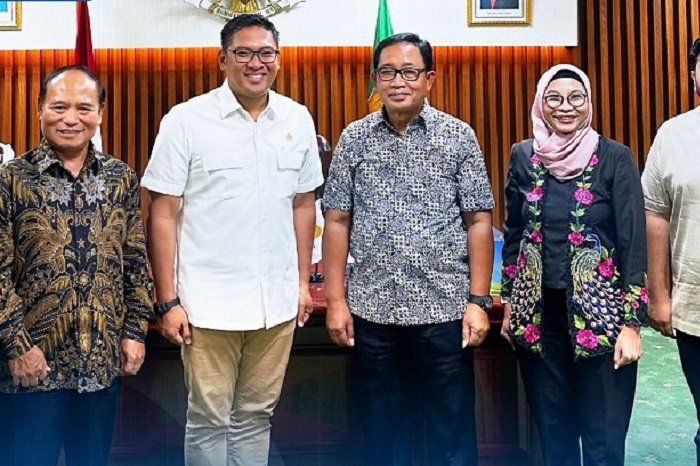 Direktur Utama PT Rajawali Nusantara Indonesia (Persero)/ID FOOD Sis Apik Wijayanto melakukan pertemuan dengan Wakil Menteri Pertanian RI Sudaryono. (Dok. idfood.co.id)