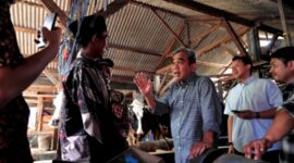 Ketua MPR RI Ahmad Muzani saat menemui para peternak sapi perah di Desa Pesanggrahan, Kota Batu, Jawa Timur, Kamis (21/11/2024). (Dok. Tim Media Ahmad Muzani)