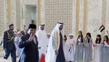 Presiden RI Prabowo Subianto disambut meriah oleh Presiden Uni Emirat Arab (UEA) Mohammed bin Zayed Al Nahyan (MBZ). (Dok. Tim Komunikasi Prabowo Subianto)