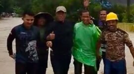 Menteri Pertanian (Mentan) Andi Amran Sulaiman melakukan perjalanan darat meninjau lokasi pertanian terdampak longsor dan banjir di Sulawesi. (Dok. pertanian.go.id)