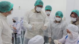 Wakil Menteri Pertanian (Wamentan), Sudaryono saat meninjau Processing Bird House di PT Surya Aviesta, Surabaya, Jawa Timur. (Dok. Kementerian Pertanian)