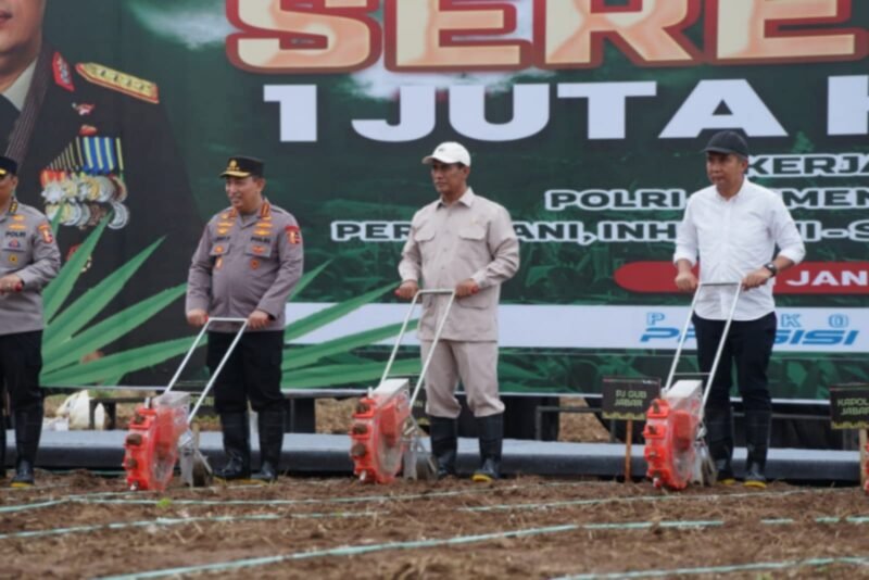 Menteri Pertanian dan Kapolri Jenderal Listyo Sigit Prabowo memimpin kegiatan tanam jagung serentak seluas 1 juta hektar yang melibatkan 19 provinsi di Indonesia. (Dok. Kementan)