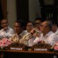 Mentan Amran dalam Rapat Koordinasi Bidang Pangan bersama Menteri Koordinator Bidang Pangan, Zulkifli Hasan (Zulhas), di Gedung Negara Grahadi, Surabaya. (Dok. Kementerian Pertanian)