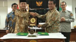 Menteri Pertanian Andi Amran Sulaiman dan Menteri Transmigrasi M Iftitah Sulaiman saat menandatangani kesepakatan Strategis di Kantor Pusat Kementerian Pertanian, Jakarta, Kamis (9/1/2025). (Dok. Kementan)
