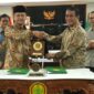 Menteri Pertanian Andi Amran Sulaiman dan Menteri Transmigrasi M Iftitah Sulaiman saat menandatangani kesepakatan Strategis di Kantor Pusat Kementerian Pertanian, Jakarta, Kamis (9/1/2025). (Dok. Kementan)
