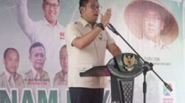 Wakil Menteri Pertanian Sudaryono saat menghadiri acara tanam padi perdana varietas unggul Gamagora 7 di Desa Pengembur, Kecamatan Pajut, Kabupaten Lombok Tengah, NTB, pada Senin, (6/1/2025). (Dok. Kementan)