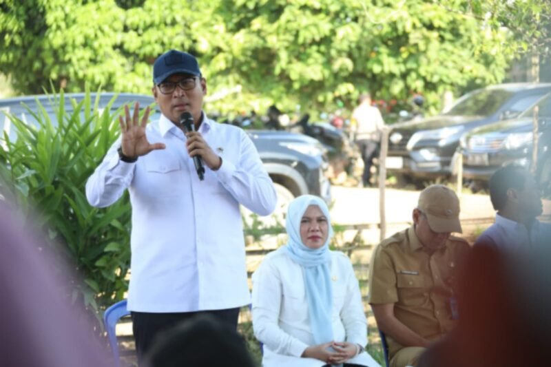 Wakil Menteri Pertanian Sudaryono, usai meninjau panen raya di Kabupaten Ogan Ilir, Sumatera Selatan, Senin (13/1/2025). (Dok. Kementerian Pertanian)