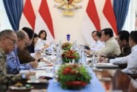 Presiden Prabowo Subianto menggelar rapat terbatas sekaligus makan siang bersama sejumlah jajaran Menteri Kabinet Merah Putih. (Facebook.com @Prabowo Subianto )

