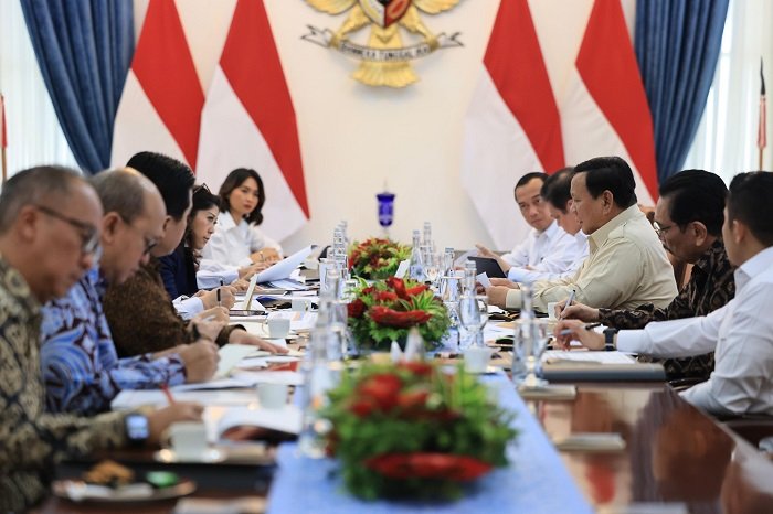 Presiden Prabowo Subianto menggelar rapat terbatas sekaligus makan siang bersama sejumlah jajaran Menteri Kabinet Merah Putih. (Facebook.com @Prabowo Subianto )

