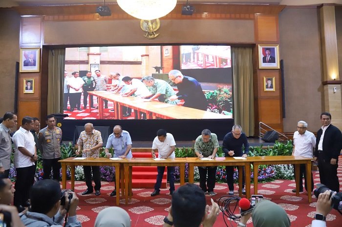 Sejumlah perwakilan pengusaha penggilingan padi dan beras swasta menandatangani purchase order (PO) di Auditorium Utama Kementerian Pertanian (Kementan), Jakarta. (Dok. Kementan)