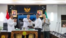 Penandatanganan nota kesepahaman (MoU) Ketua Umum Kamar Dagang dan Industri (Kadin) Indonesia, Anindya Bakrie bersama Menteri Pertanian (Mentan) Andi Amran Sulaiman di Kantor Pusat Kementan. (Dok kementan)