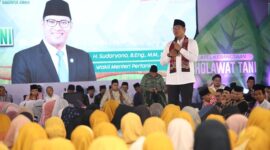 1. Wamentan Sudaryono menyapa para petani Jember di Apel Sholawat Tani 2025. (Dok. Kementan)