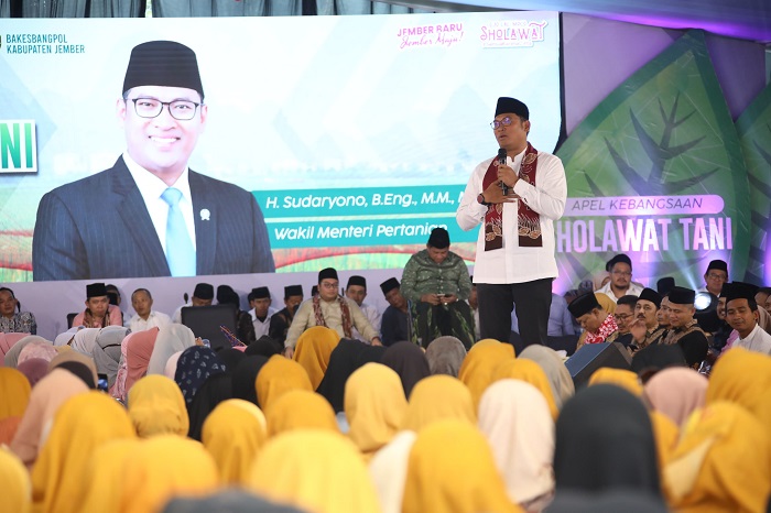 1. Wamentan Sudaryono menyapa para petani Jember di Apel Sholawat Tani 2025. (Dok. Kementan)