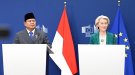 Presiden Komisi Eropa Ursula von der Leyen dan Presiden Prabowo Subianto berjabat tangan di Brussels setelah pengumuman FTA bersejarah.
(Dok. Tim Media Prabowo)
