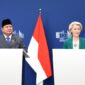 Presiden Komisi Eropa Ursula von der Leyen dan Presiden Prabowo Subianto berjabat tangan di Brussels setelah pengumuman FTA bersejarah.
(Dok. Tim Media Prabowo)