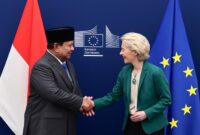 Presiden Komisi Eropa Ursula von der Leyen dan Presiden Prabowo Subianto berjabat tangan di Brussels setelah pengumuman FTA bersejarah. (Dok. Tim Media Prabowo)

