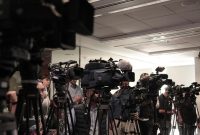 Jurnalis ekonomi menyiapkan liputan acara perusahaan dengan fokus pada data konkret. (Pixabay.com/difisher)